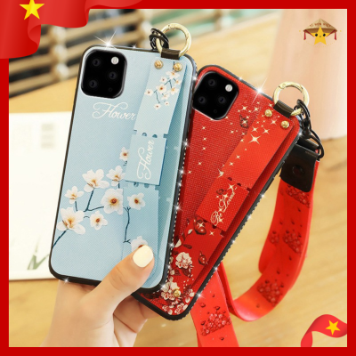 Ốp điện thoại có dây đeo thời trang với họa tiết hoa tinh tế, thiết kế sang trọng, giúp bảo vệ máy và thuận tiện khi cầm nắm, hạn chế rơi rớt